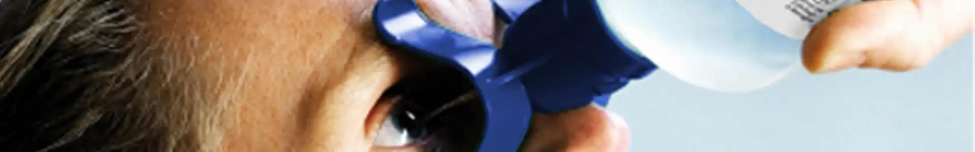 Bild eines Mannes der sich die Plum Augenspüllösung ins rechte Auge spritzt