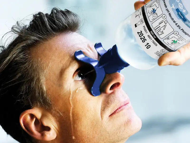 Bild eines Mannes der sich die Plum Augenspüllösung ins rechte Auge spritzt